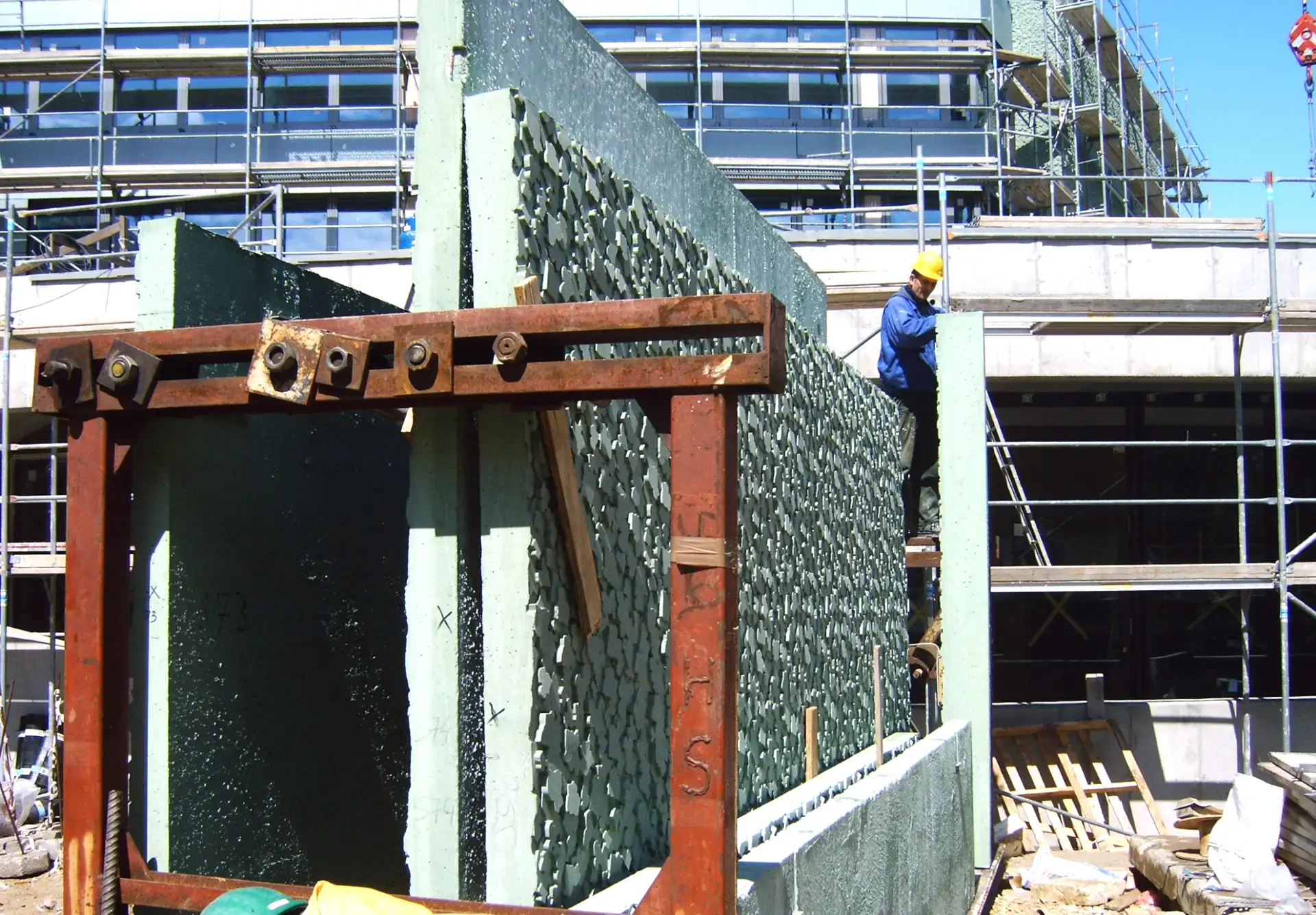 _htb_galerie_produkte_05_betonwände_Elemente aus Farbbeton, mit Struktur und gesäuert