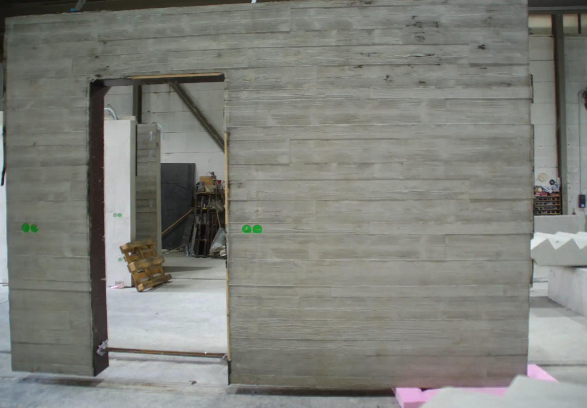 _htb_galerie_produkte_05_betonwände_wand mit tür