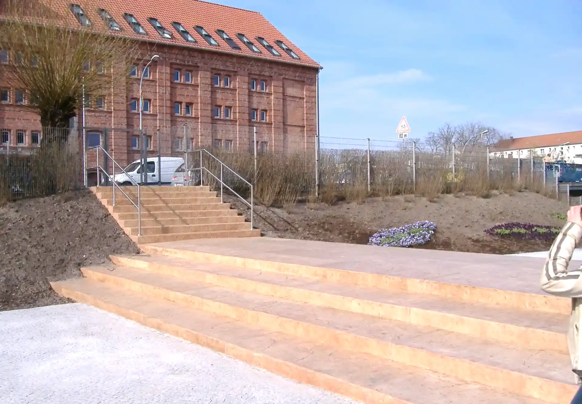 _htb_produkte_03_betontreppen_sitztreppe rot LaGa 1